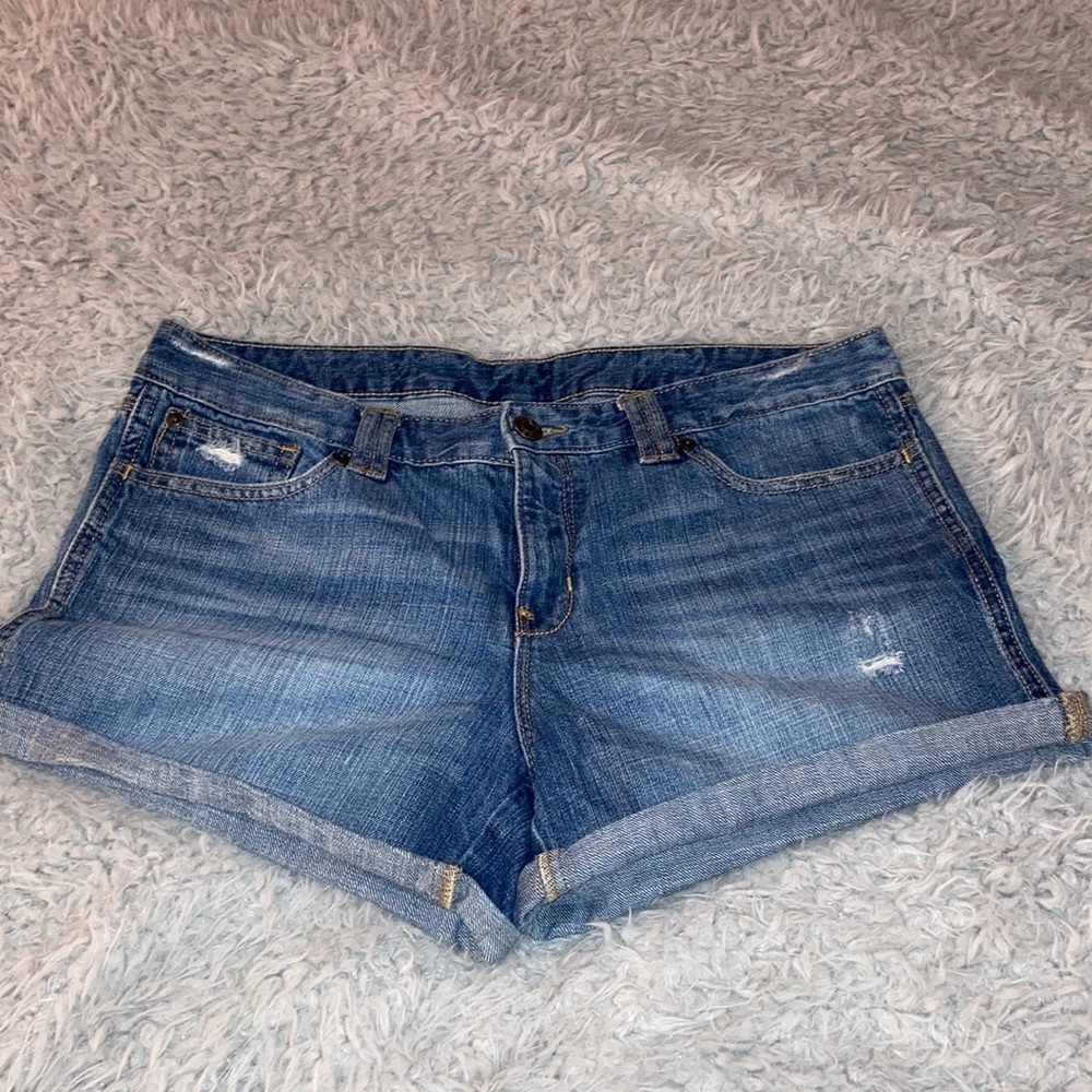 👖GAP medium wash light destructed denim shorts